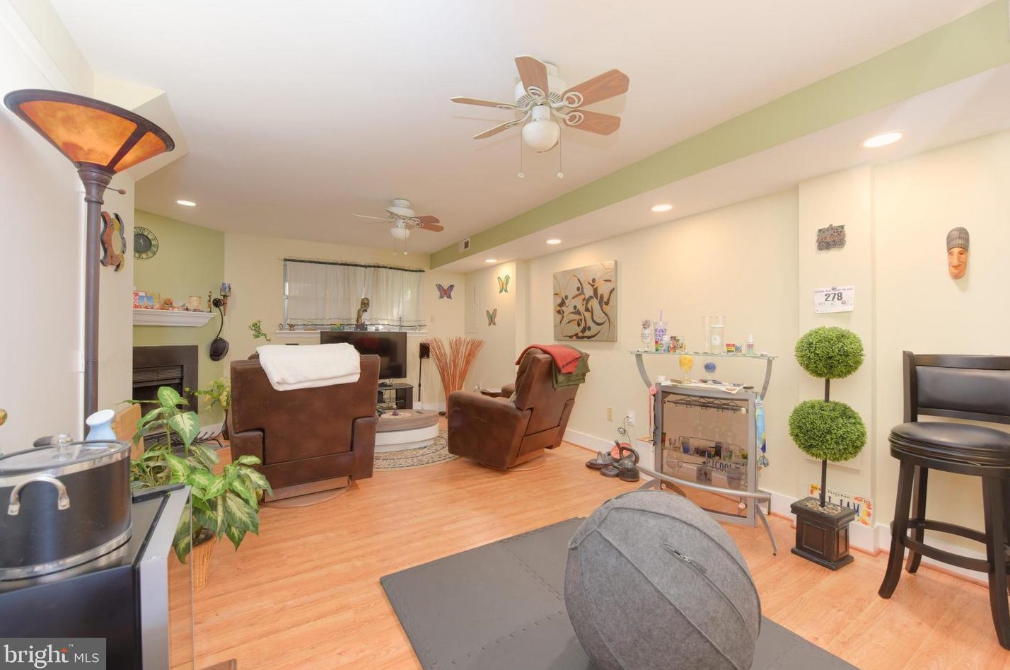 6805 Chasewood Cir, Centreville VA  20121-5031 exterior