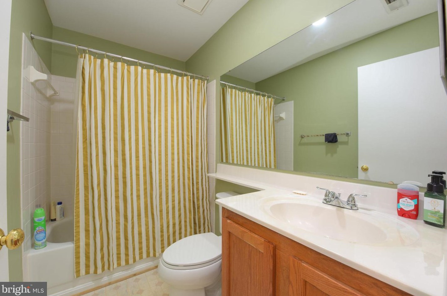 6805 Chasewood Cir, Centreville VA  20121-5031 exterior