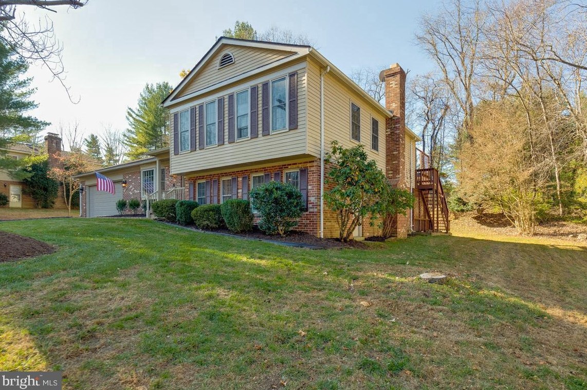 1122 Edward Dr, Great Falls, VA 22066