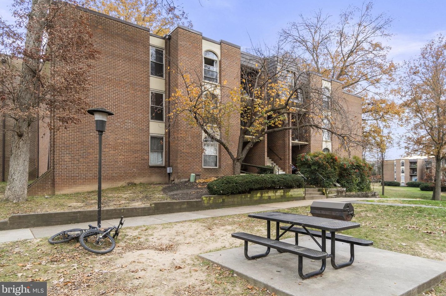 3310 Woodburn Village Dr #21, Annandale, VA 22003