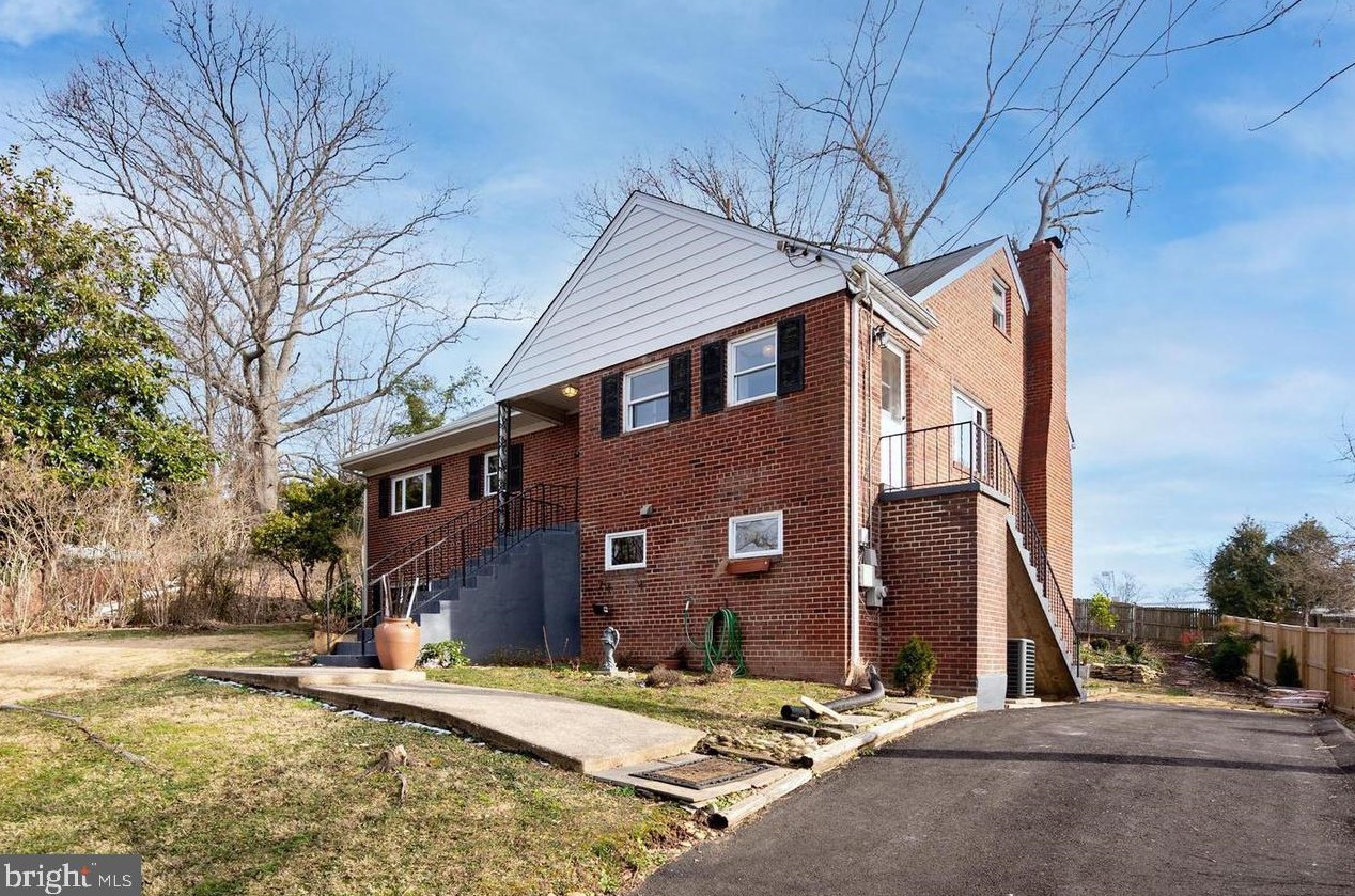3063 Valley Ln, Falls Church, VA 22044