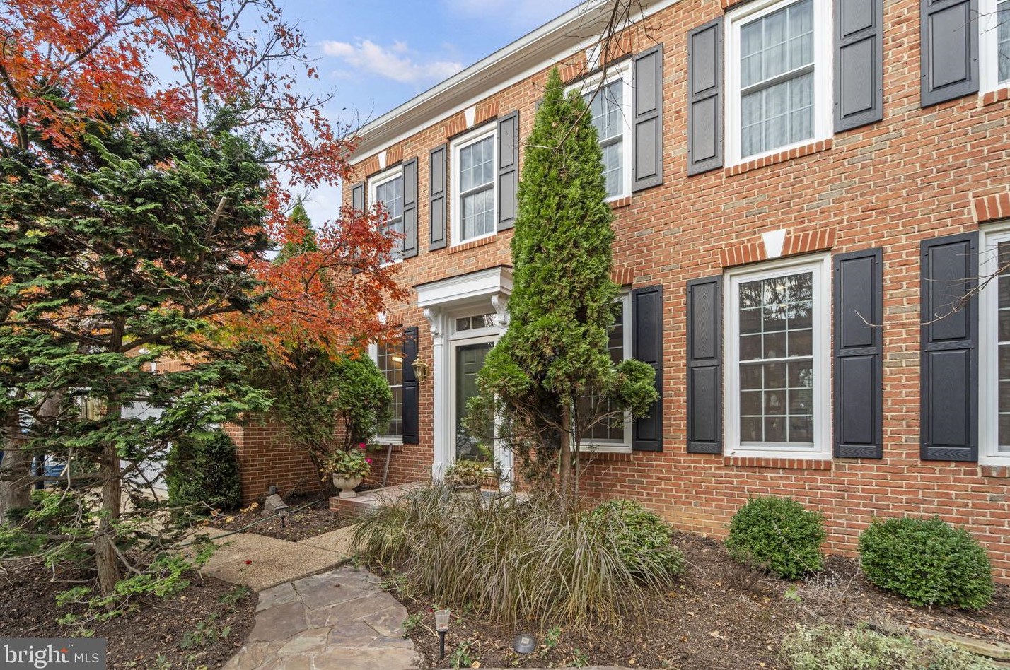 2073 Madrillon Rd, Vienna, VA 22182