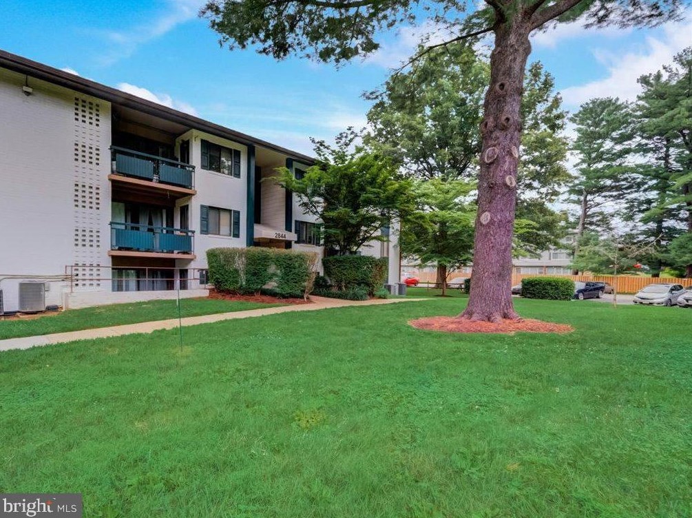 2844 Dover Ln #102, Falls Church, VA 22042