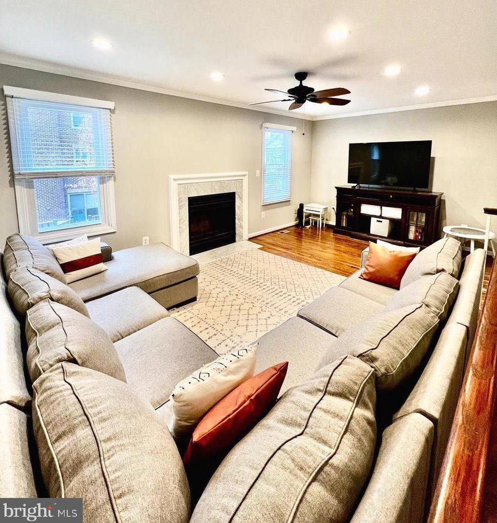 10160 Turnberry Pl, Vienna, VA 22124