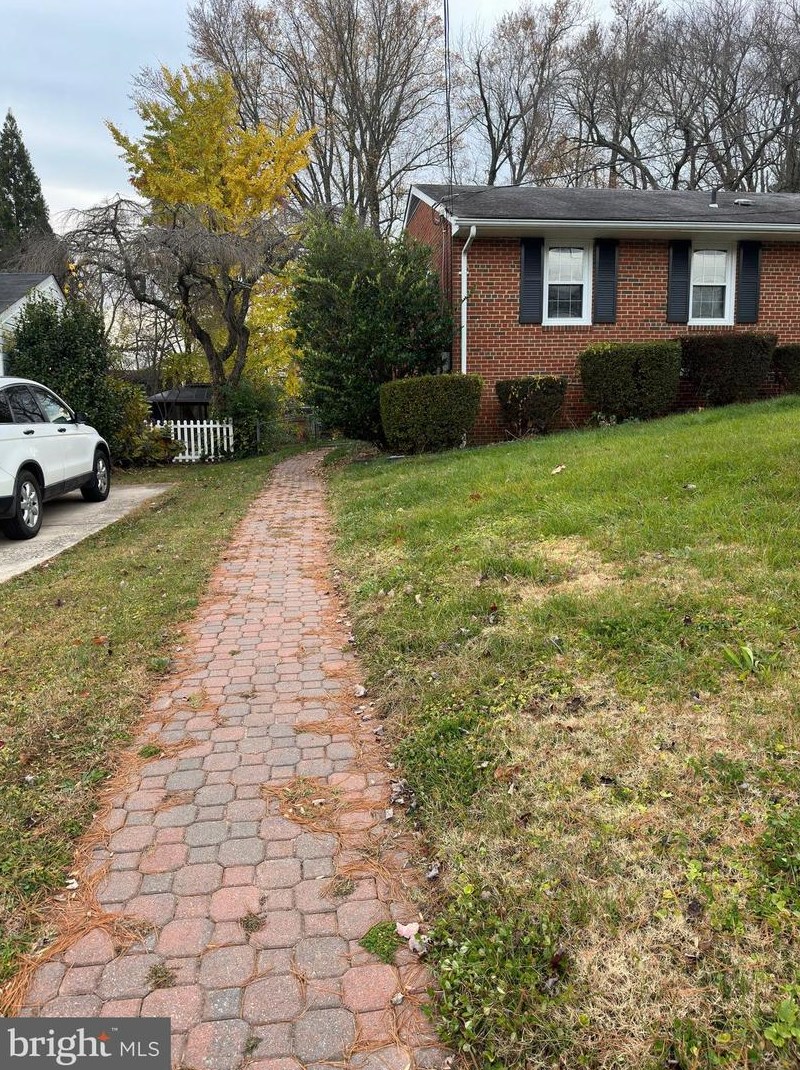 7715 Heritage Dr, Annandale, VA 22003