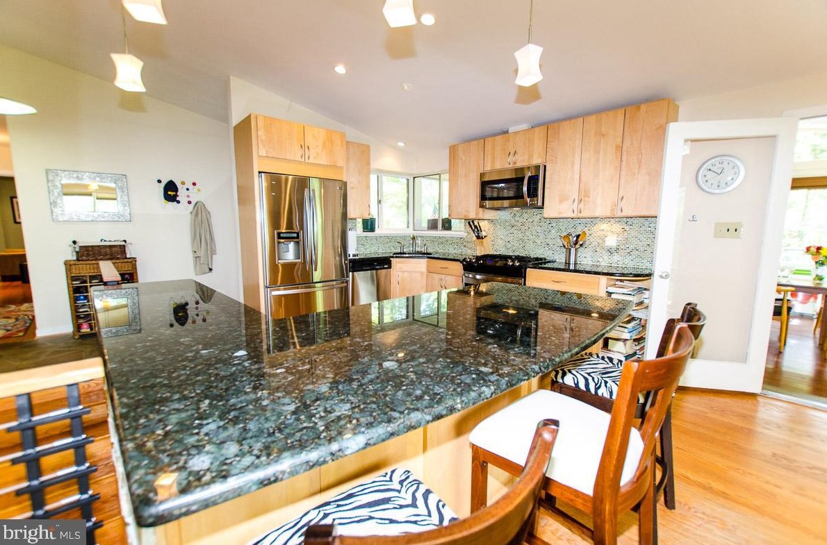 3709 Tollgate Ter, Falls Church VA  22041-1318 exterior