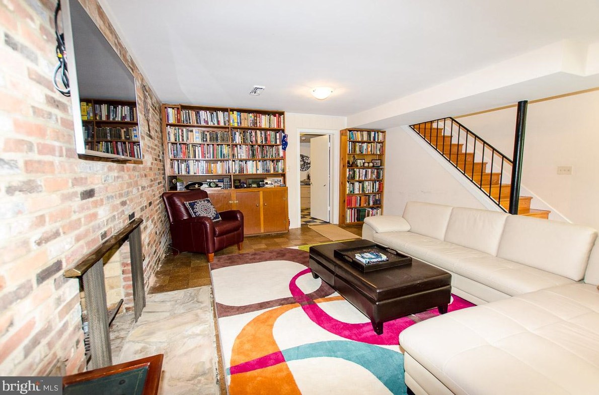 3709 Tollgate Ter, Falls Church VA  22041-1318 exterior