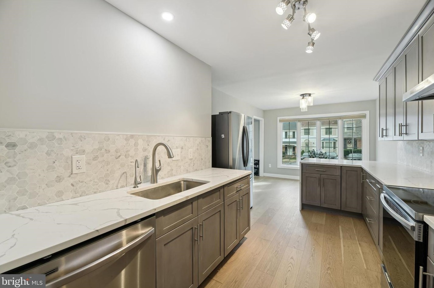 6620 Rosecroft Pl, Falls Church VA  22043-1827 exterior