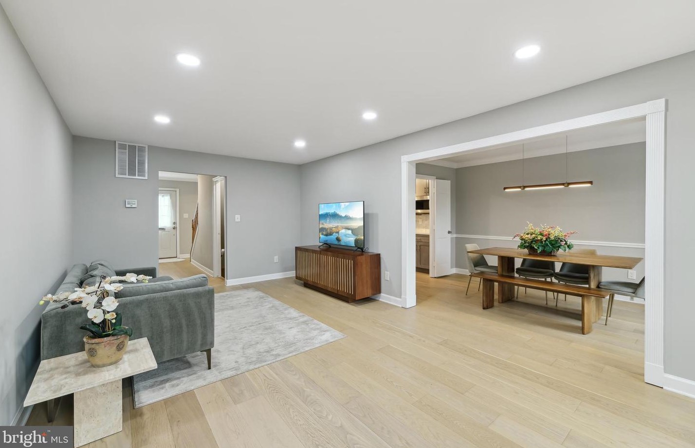 6620 Rosecroft Pl, Falls Church VA  22043-1827 exterior