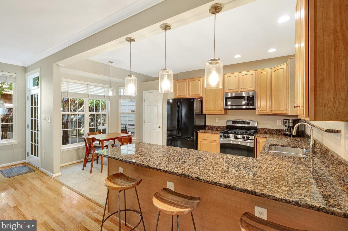 8845 Royal Doulton Ln, Fairfax, VA 22031-2152