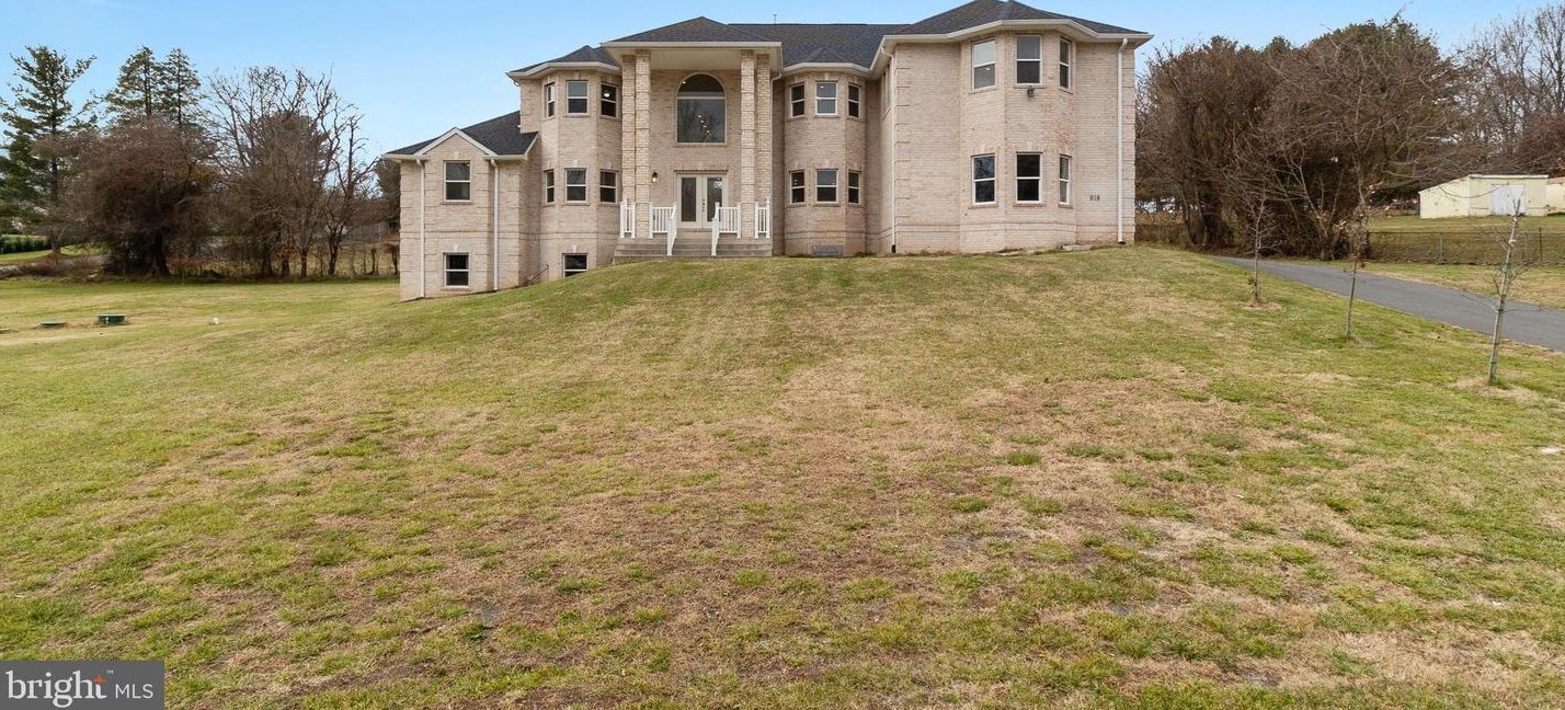 818 Utterback Store Rd, Great Falls, VA 22066