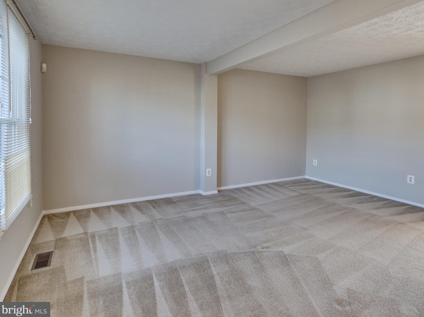 8025 Tyson Oaks Cir, Vienna VA  22182-3940 exterior
