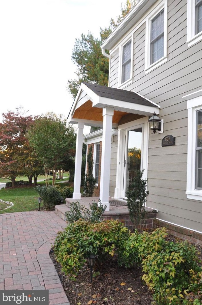 1700 Abbey Oak Dr, Vienna VA  22182-1901 exterior