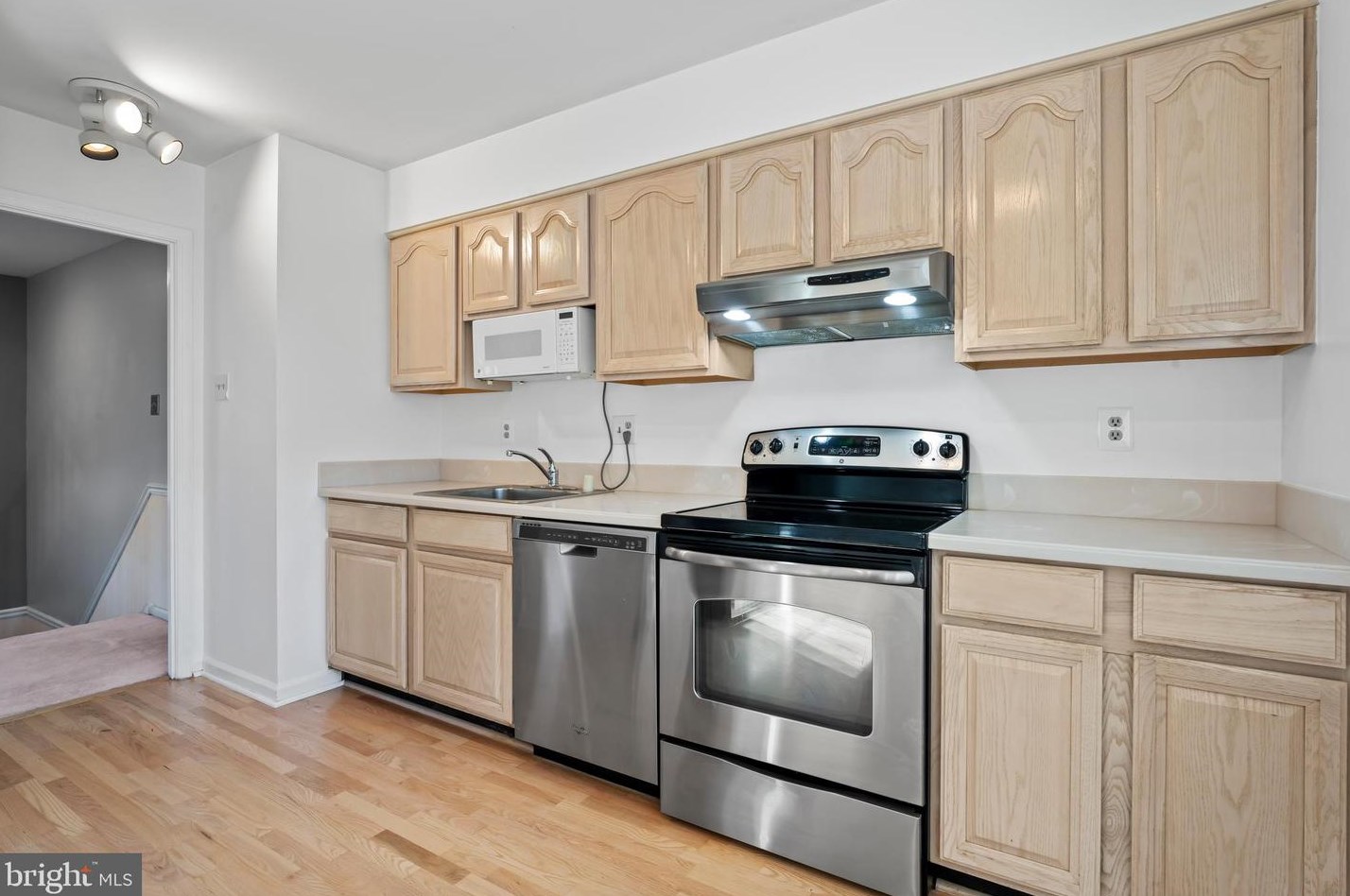 851 Longview Pl, Herndon, VA 20170