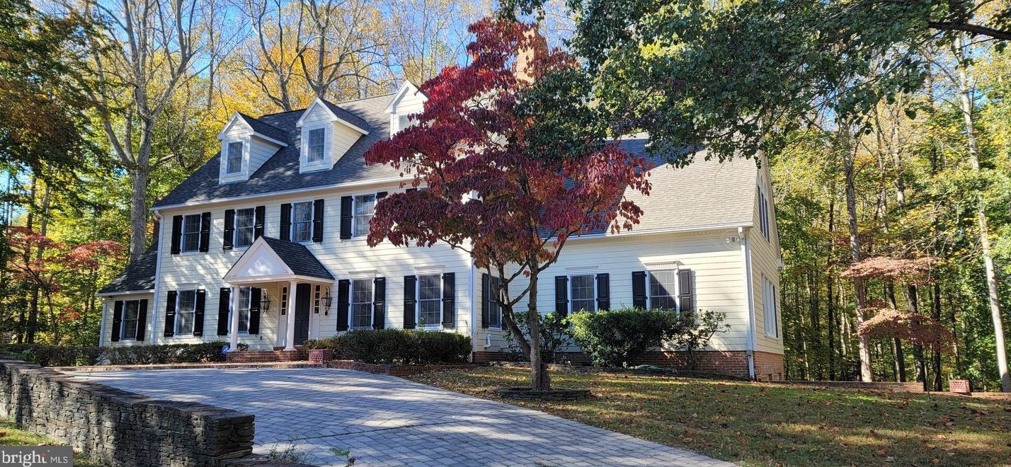 8027 Woodland Hills Ln, Fairfax, VA 22039-2433