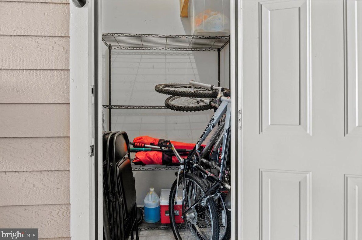 14302 Rosy Ln, Centreville VA  20121-5803 exterior