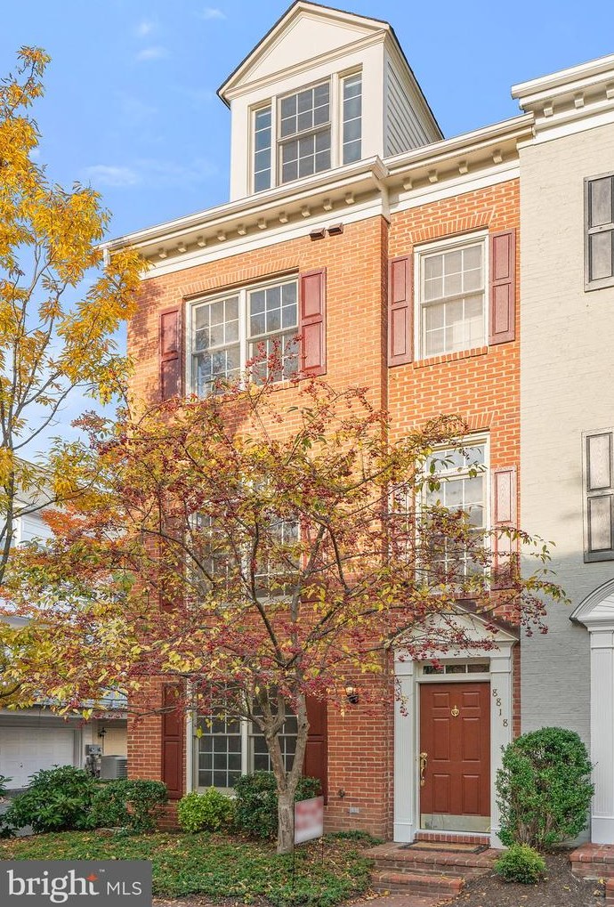 8818 Hunting Lodge Ct, Vienna, VA 22182