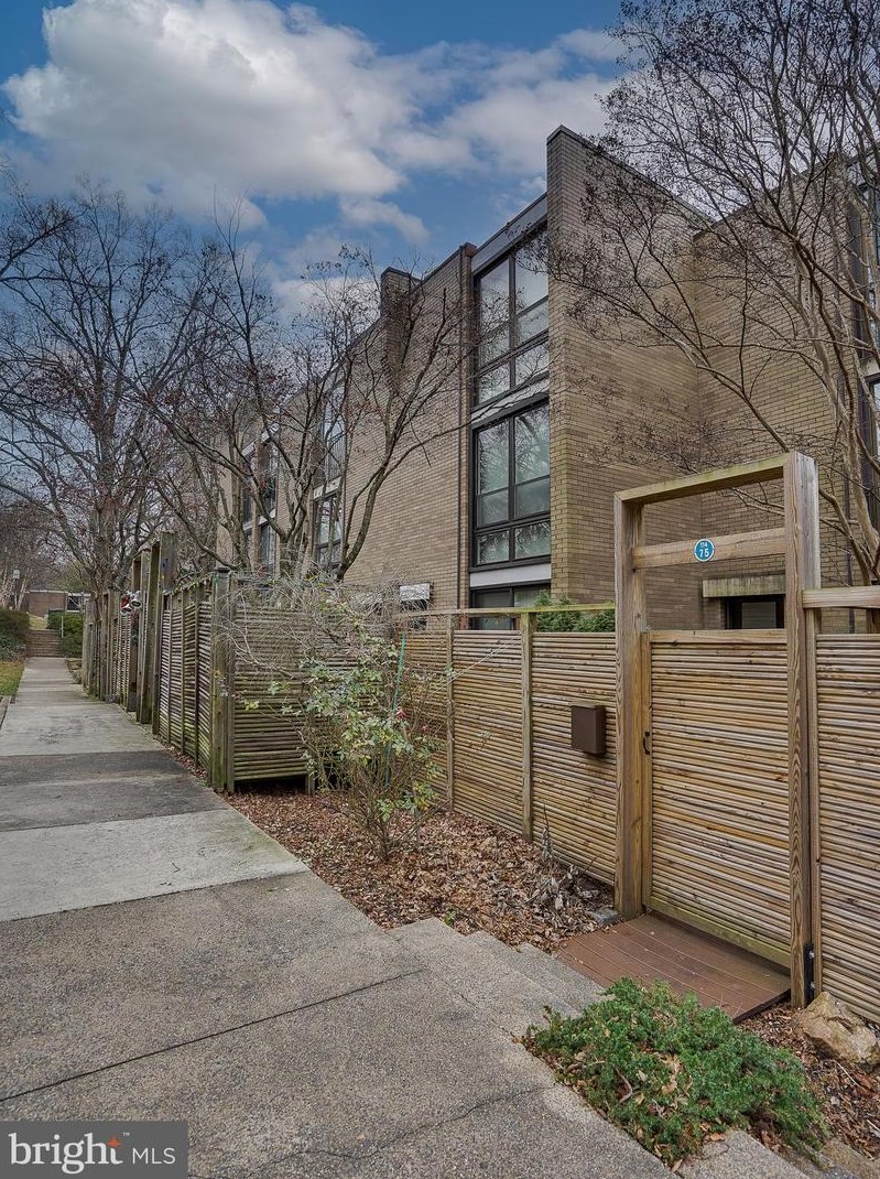 11475 Washington Plaza W, Herndon, VA 20190