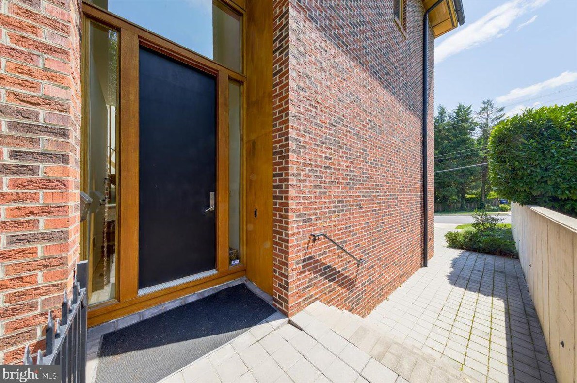2500 Buckelew Dr, Falls Church VA  22046-1909 exterior