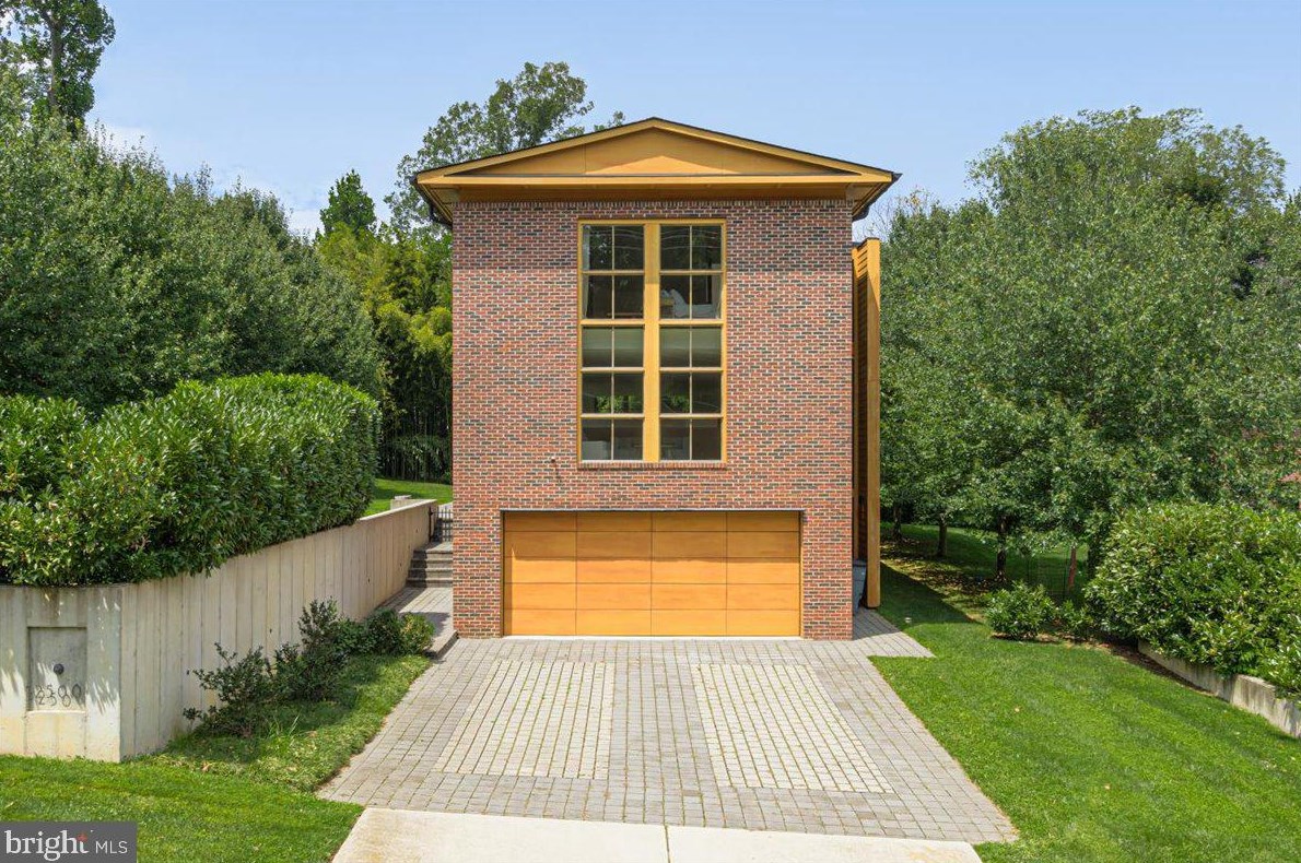 2500 Buckelew Dr, Falls Church VA  22046-1909 exterior