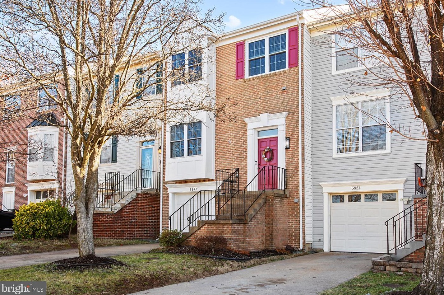 5829 Belcher Farm Dr, Centreville, VA 20120