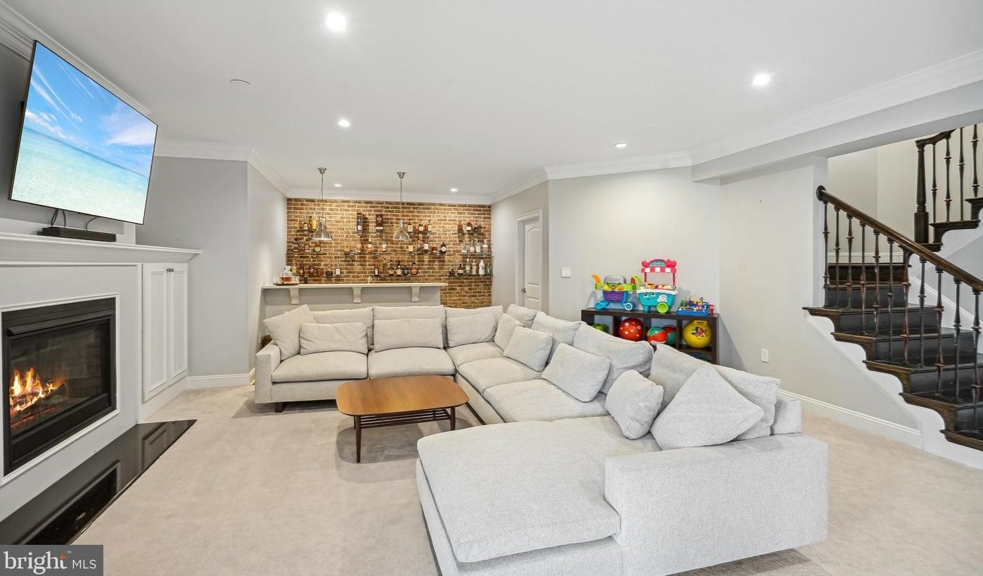 10713 Rosehaven St, Fairfax VA  22030-2826 exterior