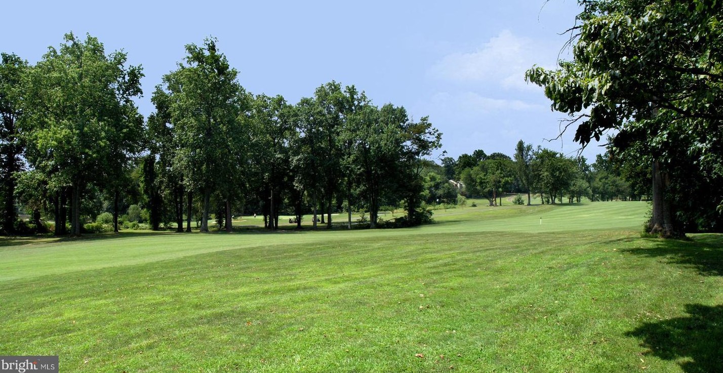 2061 Golf Course Dr, Herndon, VA 20191