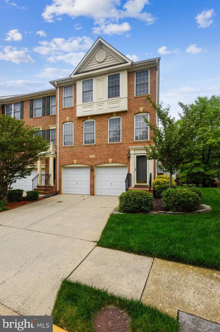 3957 Royal Lytham Dr, Fairfax, VA 22033-2006