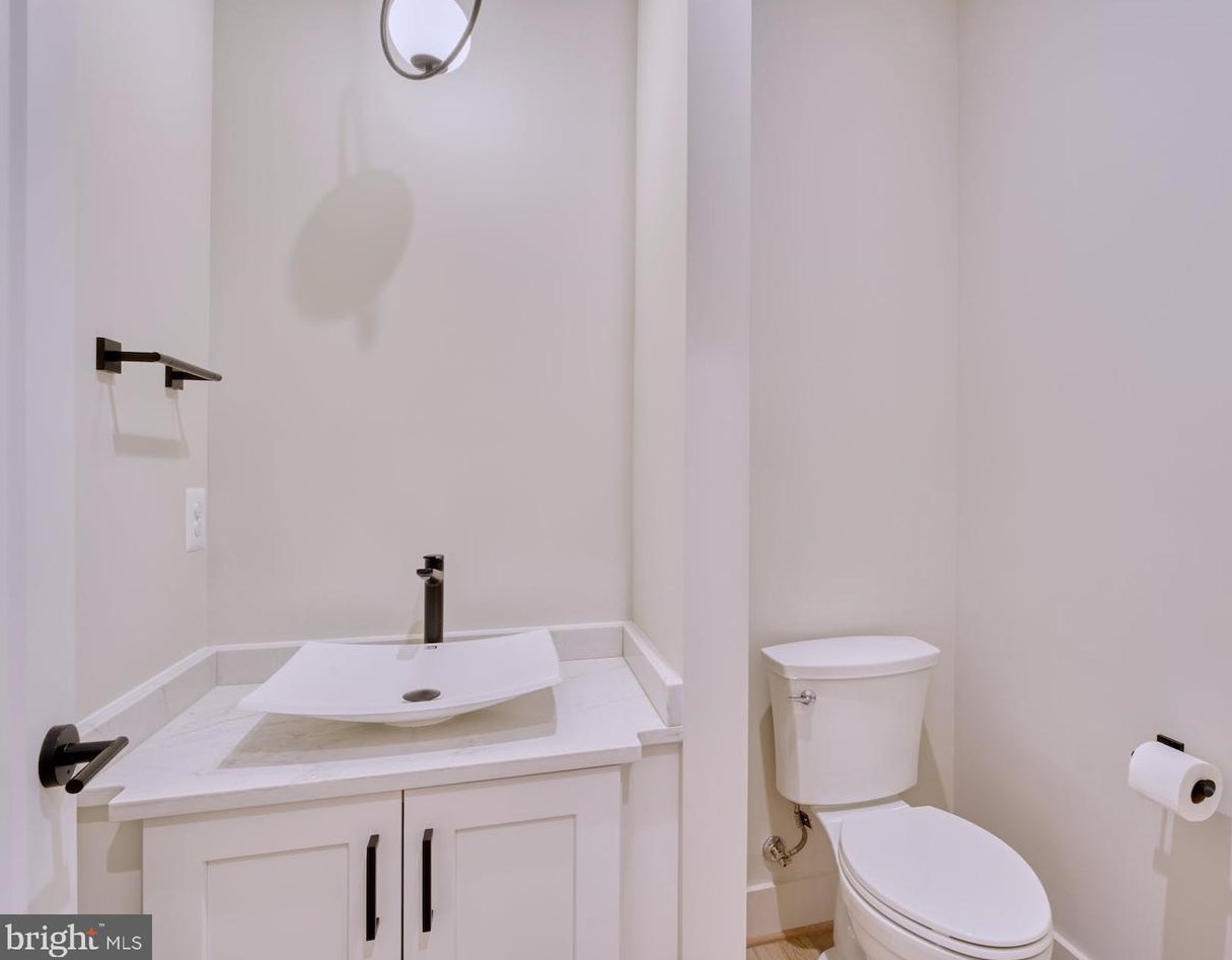 2242 Highland Ave, Falls Church VA  22046-2208 exterior