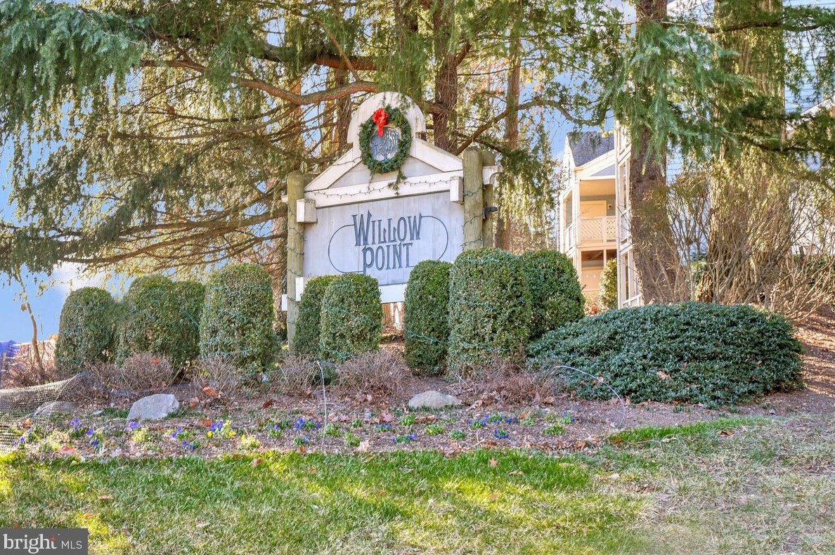 7804 Willow Point Dr, Falls Church VA  22042-7537 exterior