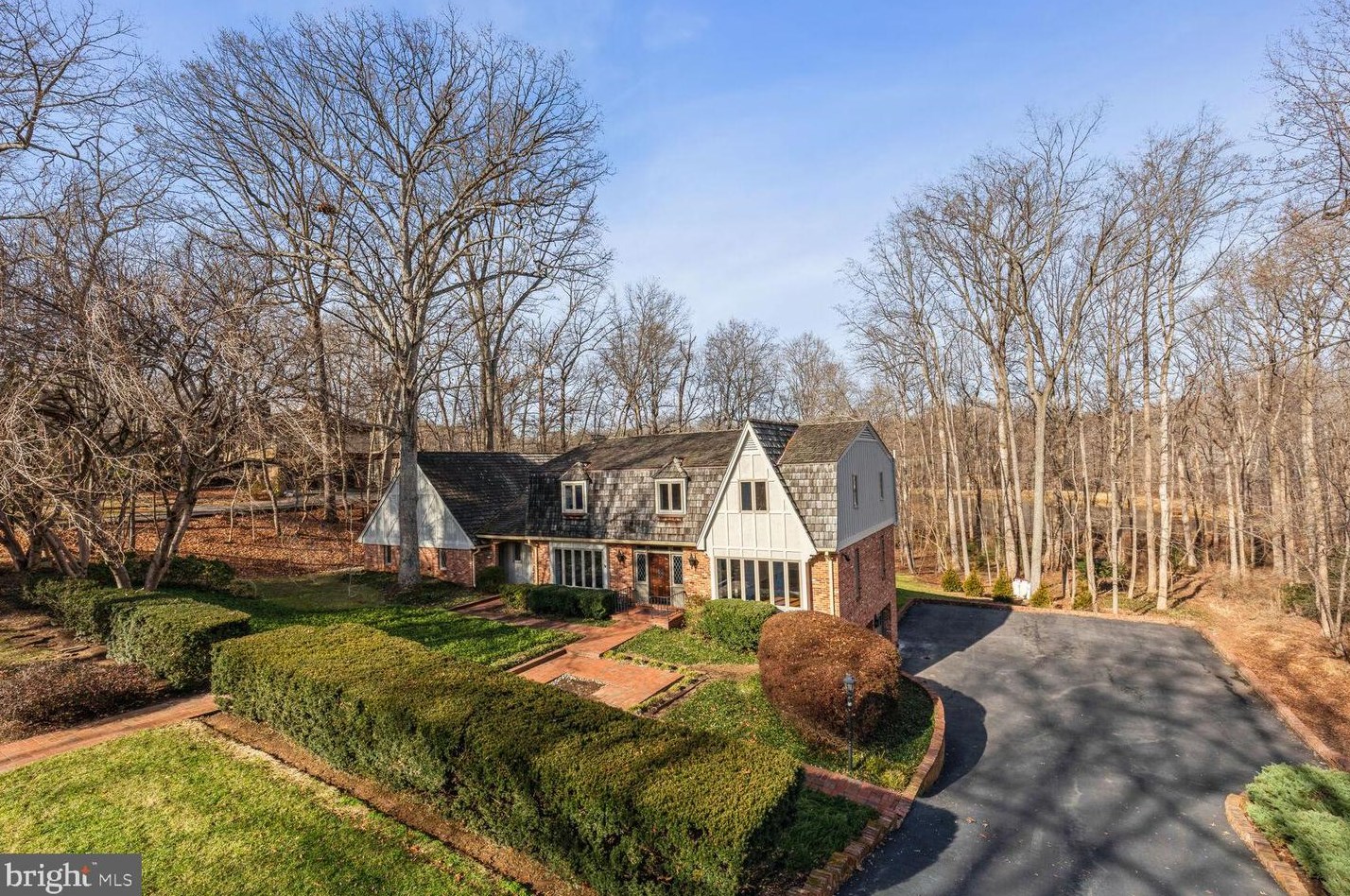 10112 Captain Hickory Pl, Great Falls, VA 22066