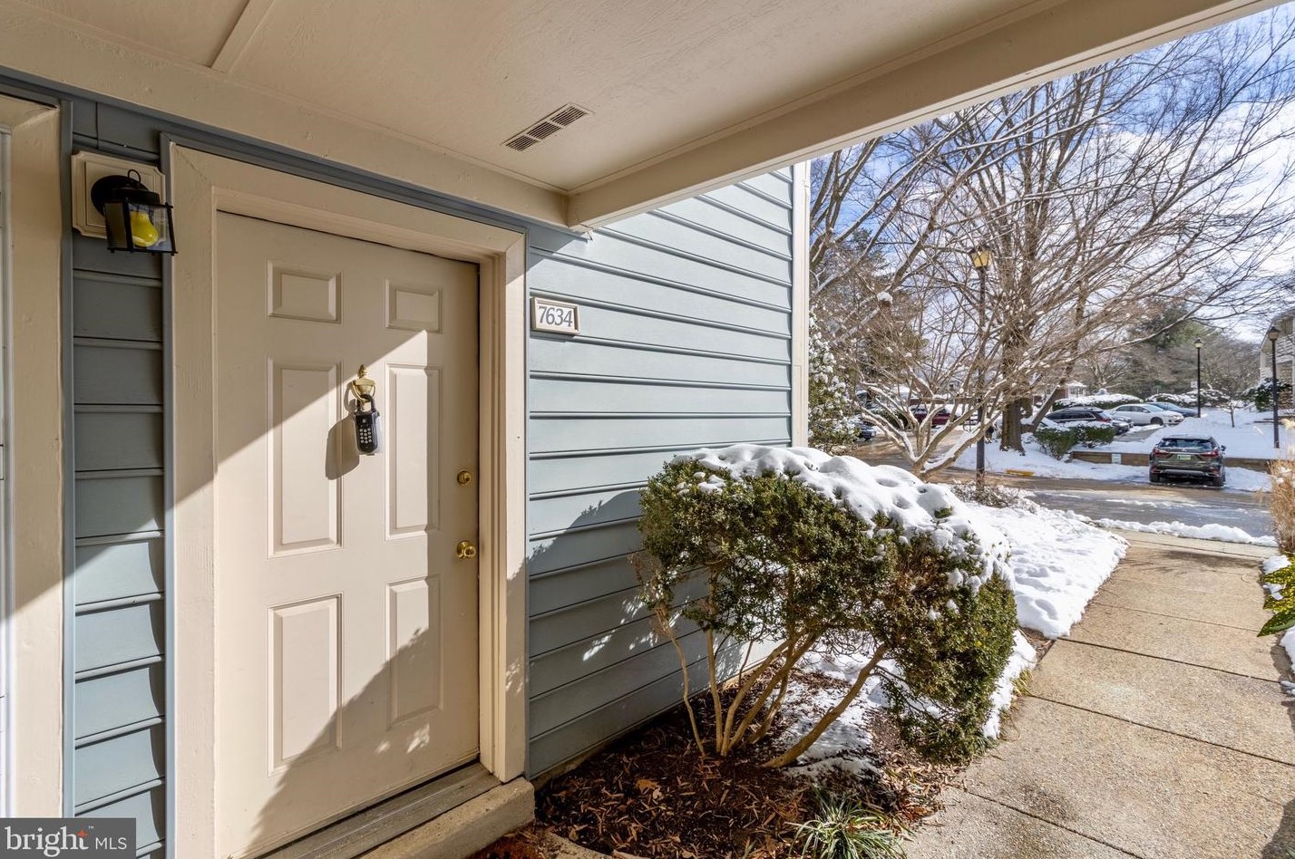 7634 Willow Point Dr, Falls Church, VA 22042-7582
