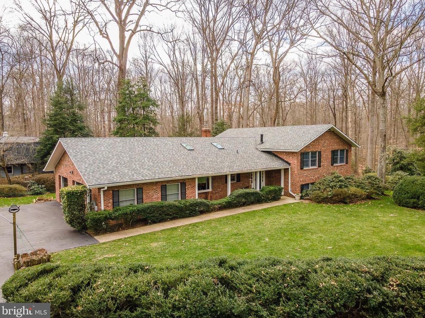 7101 Woodglen Ct, Fairfax, VA 22039-1707