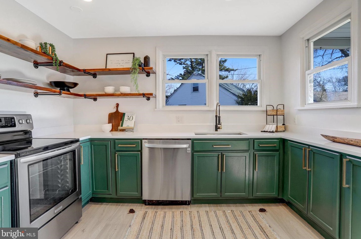 3201 Blundell Cir, Falls Church VA  22042-3819 exterior