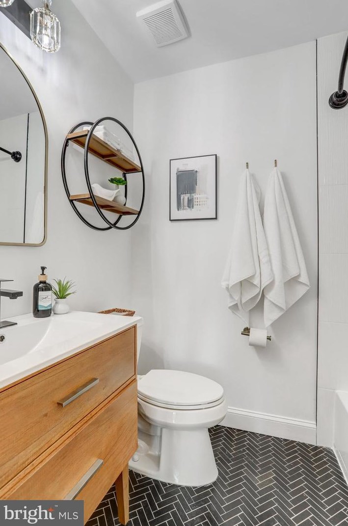 3201 Blundell Cir, Falls Church VA  22042-3819 exterior