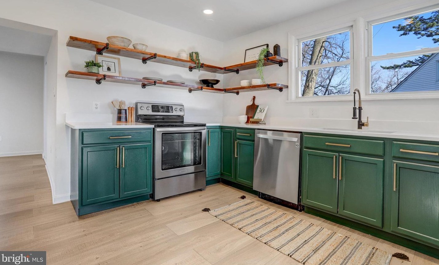 3201 Blundell Cir, Falls Church VA  22042-3819 exterior