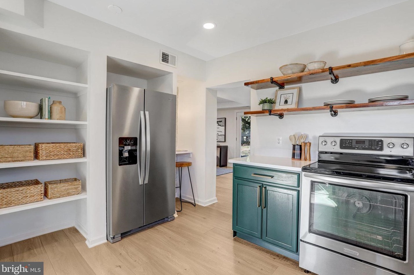 3201 Blundell Cir, Falls Church VA  22042-3819 exterior