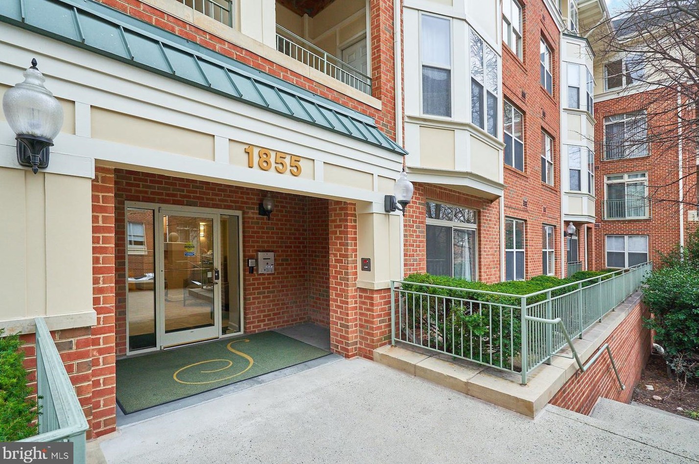 1855 Stratford Park Pl #104, Herndon, VA 20190