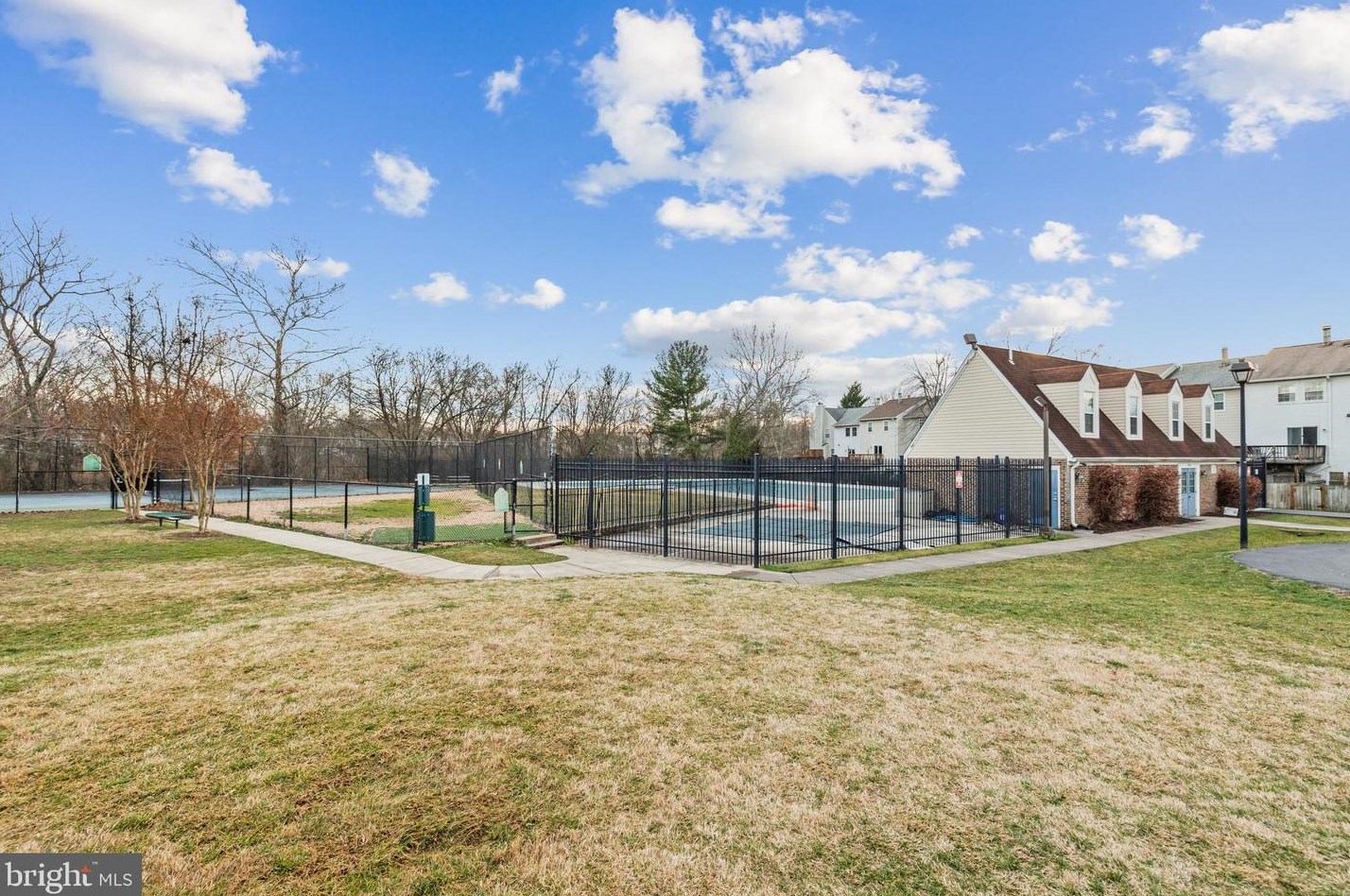 13756 Autumn Vale Ct, Fairfax VA  20151-3543 exterior