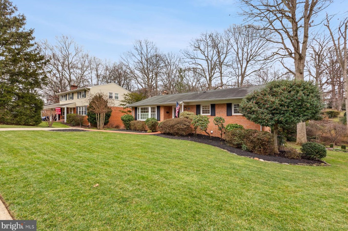 8233 Stonewall Dr, Vienna, VA 22180