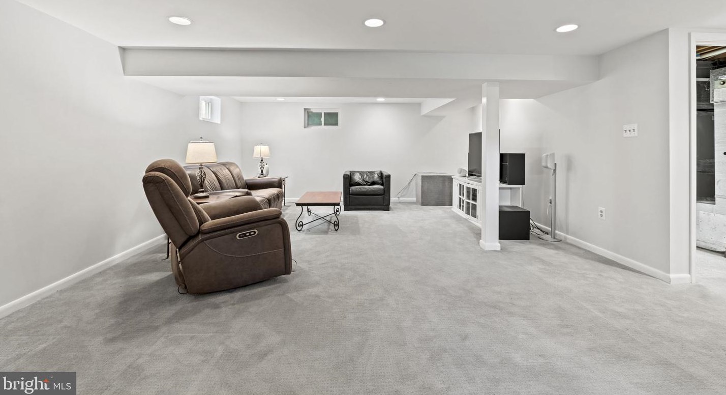 708 Skyline Ct, Vienna VA  exterior