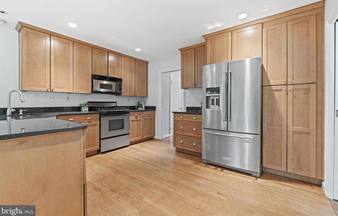 708 Skyline Ct, Vienna VA  exterior