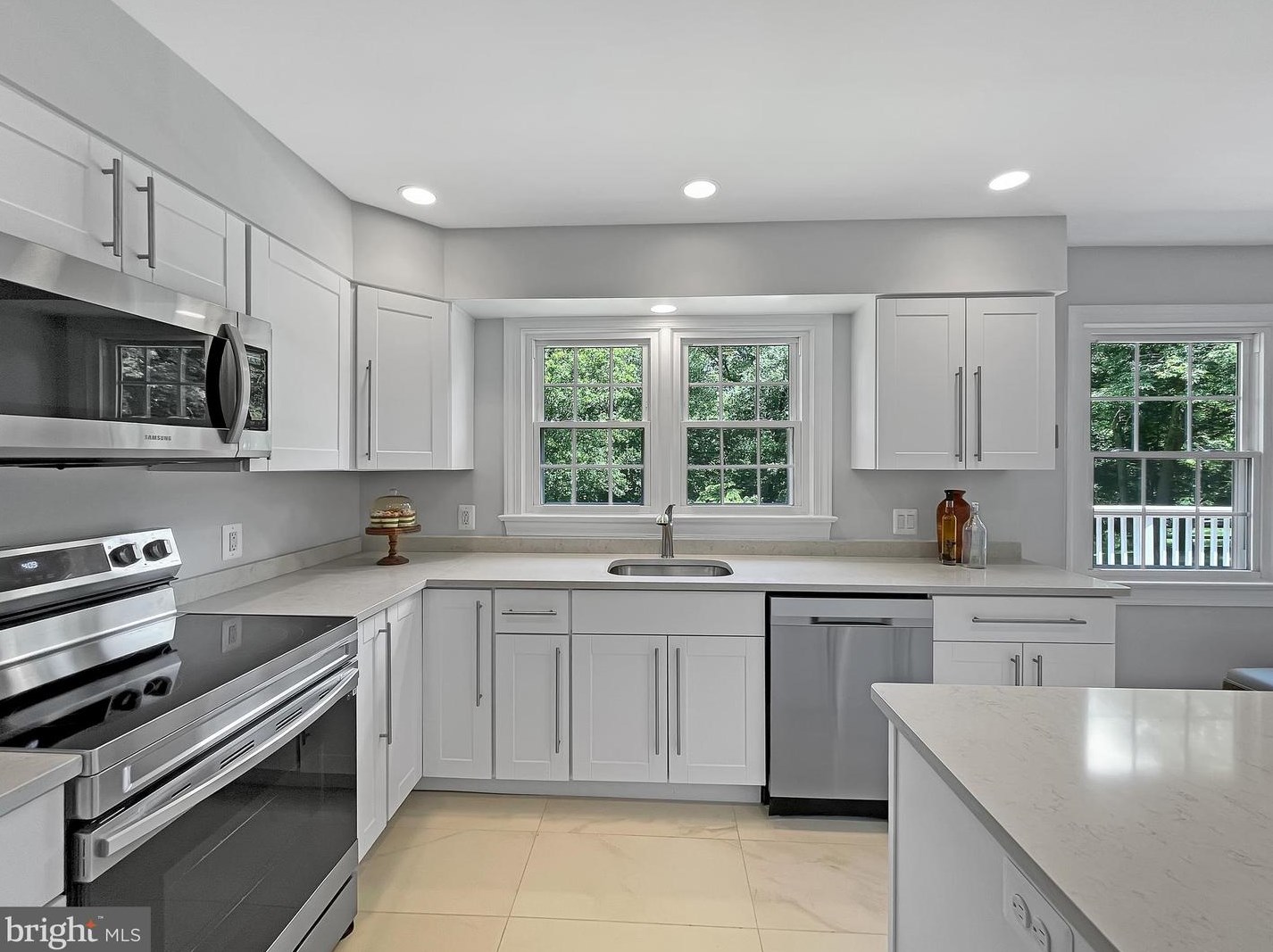 2045 Hunter Mill Rd, Vienna VA  22181-2836 exterior