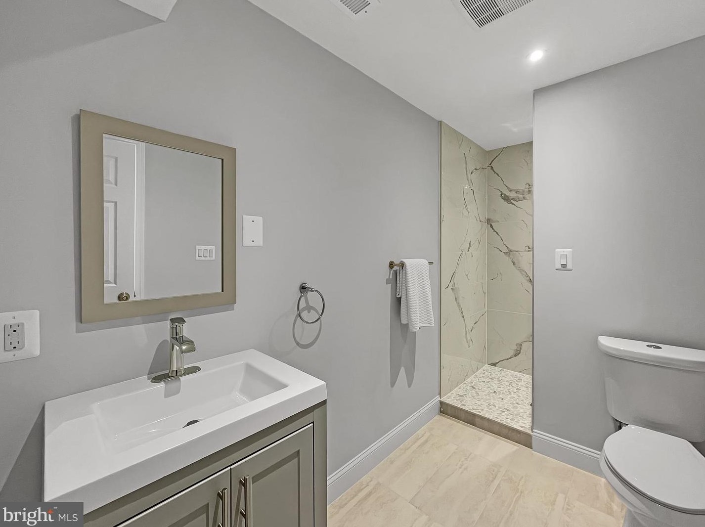 2045 Hunter Mill Rd, Vienna VA  22181-2836 exterior