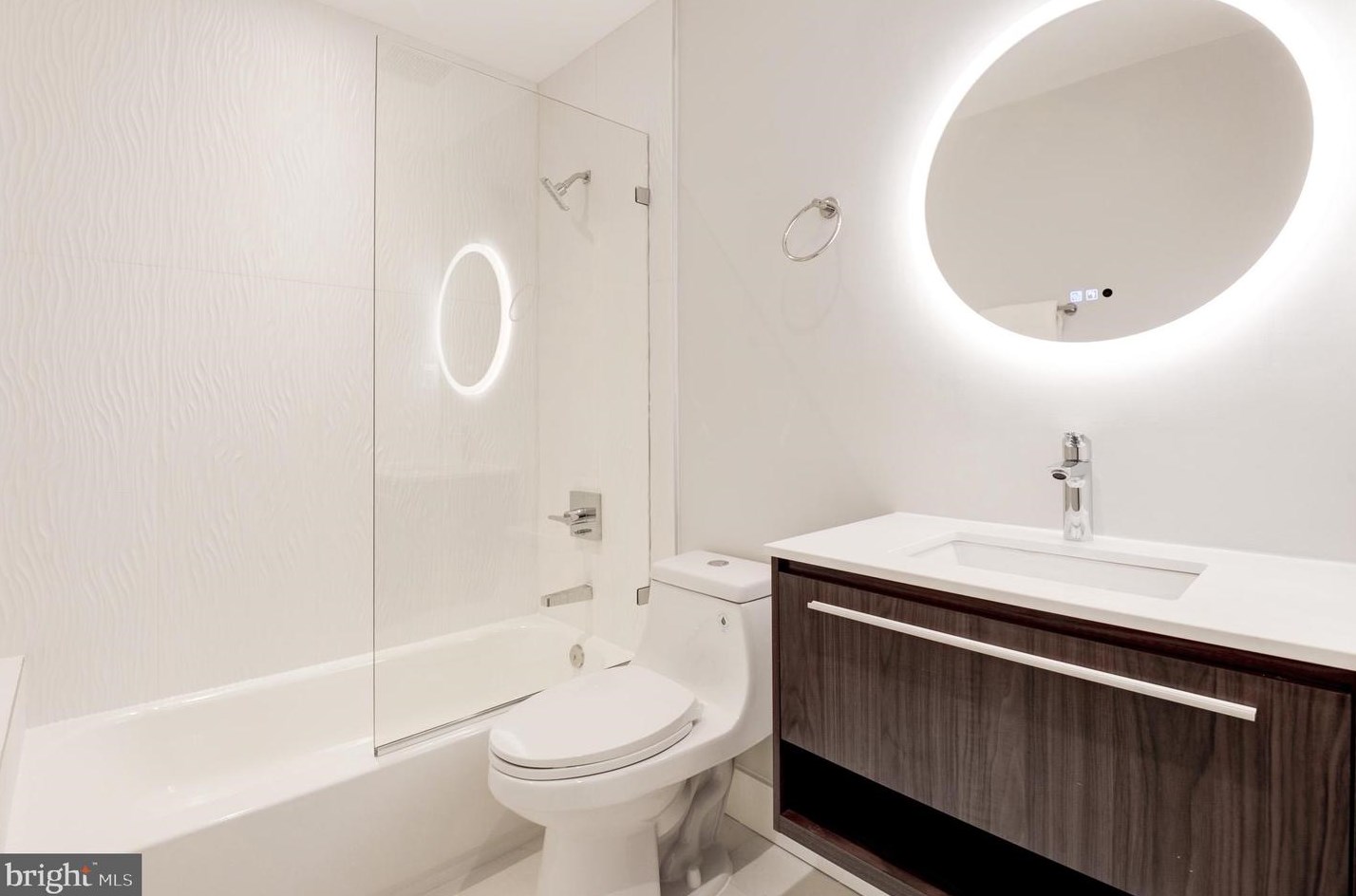 2045 Hunter Mill Rd, Vienna VA  22181-2836 exterior