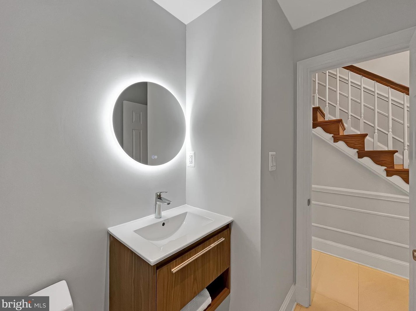 2045 Hunter Mill Rd, Vienna VA  22181-2836 exterior