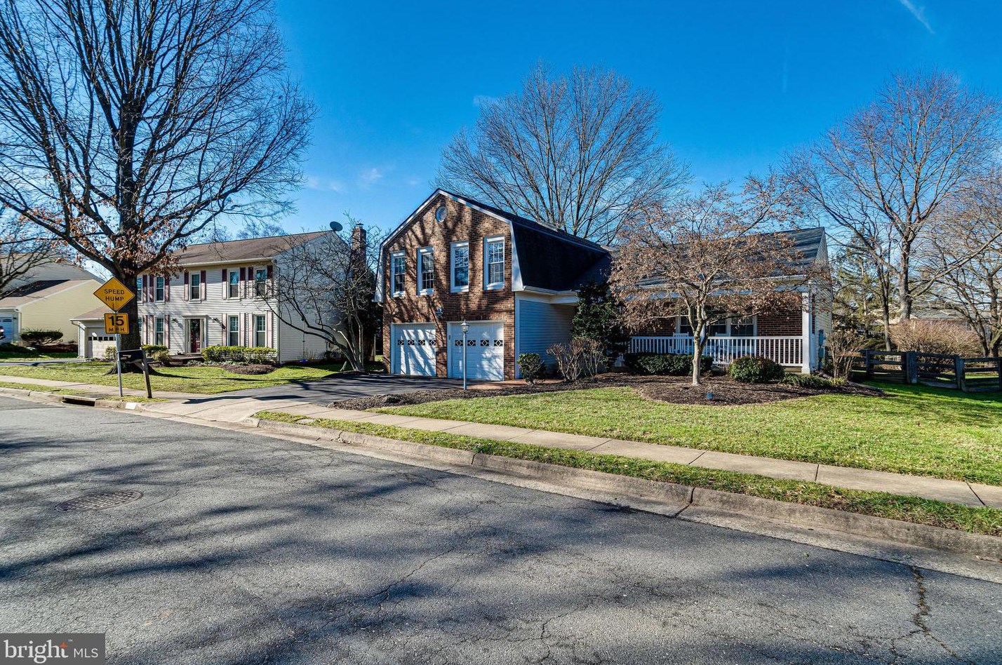 3022 Dower House Dr, Herndon, VA 20171