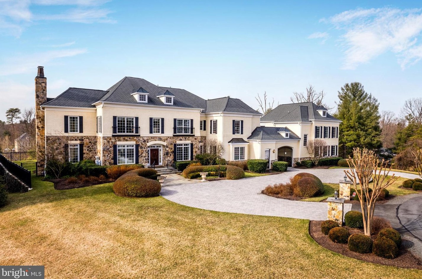 9113 Dara Ln, Great Falls, VA 22066