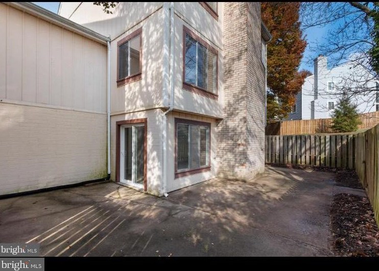 1494 Roundleaf Ct, Herndon, VA 20190