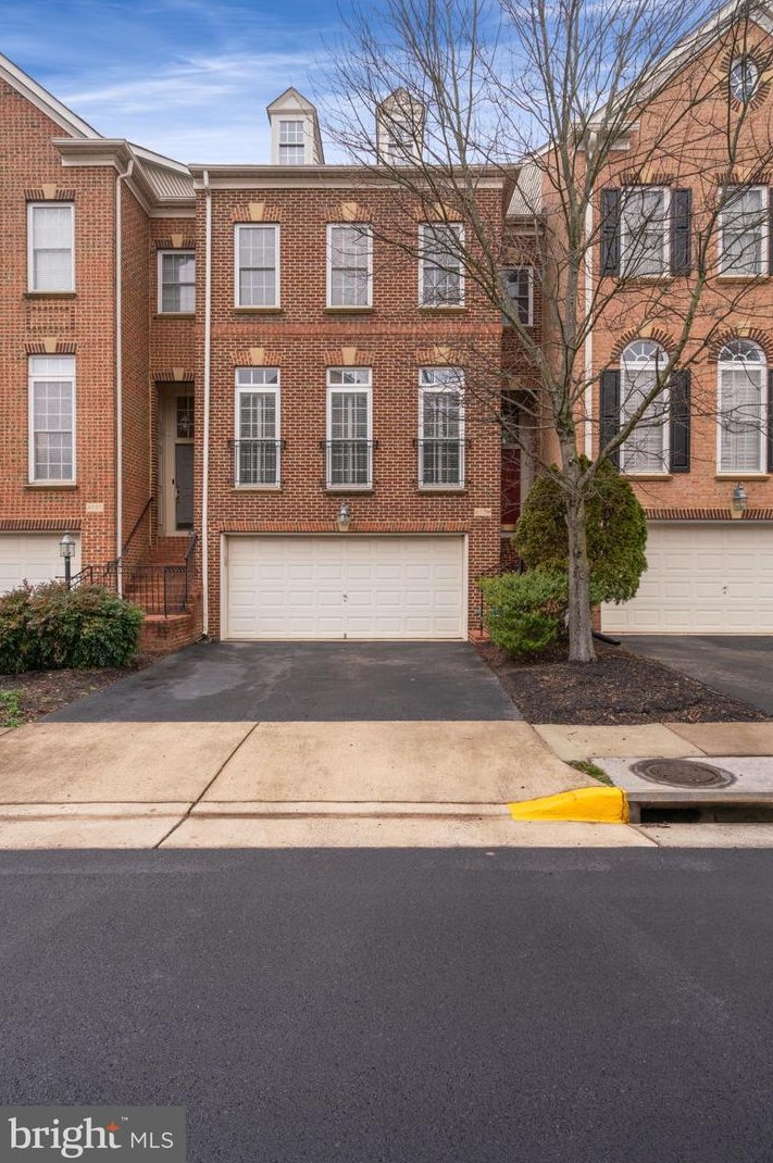4078 Walnut Cove Cir, Fairfax VA  22033-6233 exterior